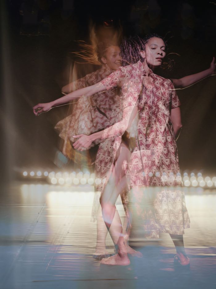 Image décomposée d'un mouvement effectué par la danseuse. Son corps est présent plusieurs fois dans la photo.