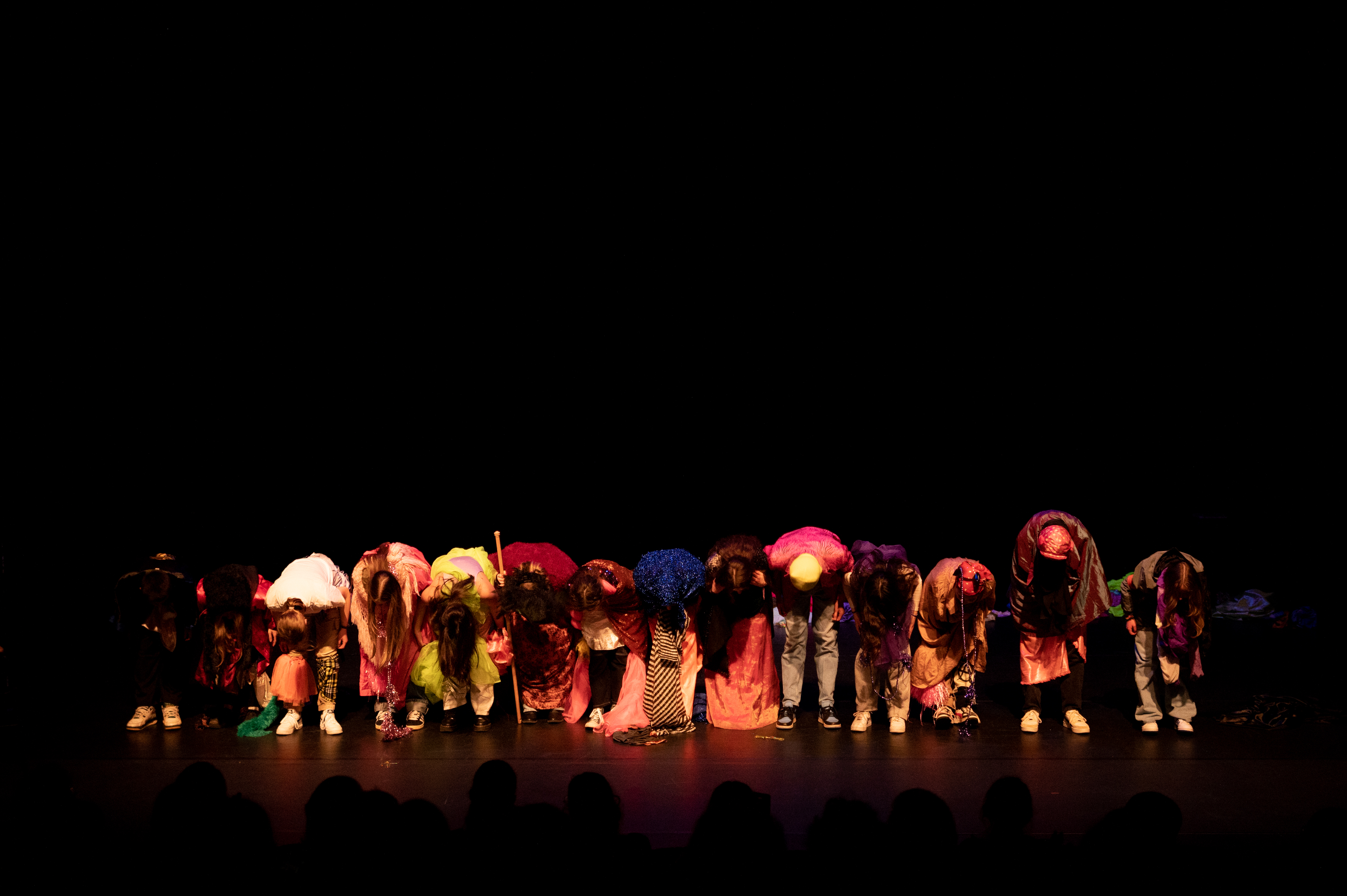 Adolescent.es en ligne en train de saluer après leur représentation