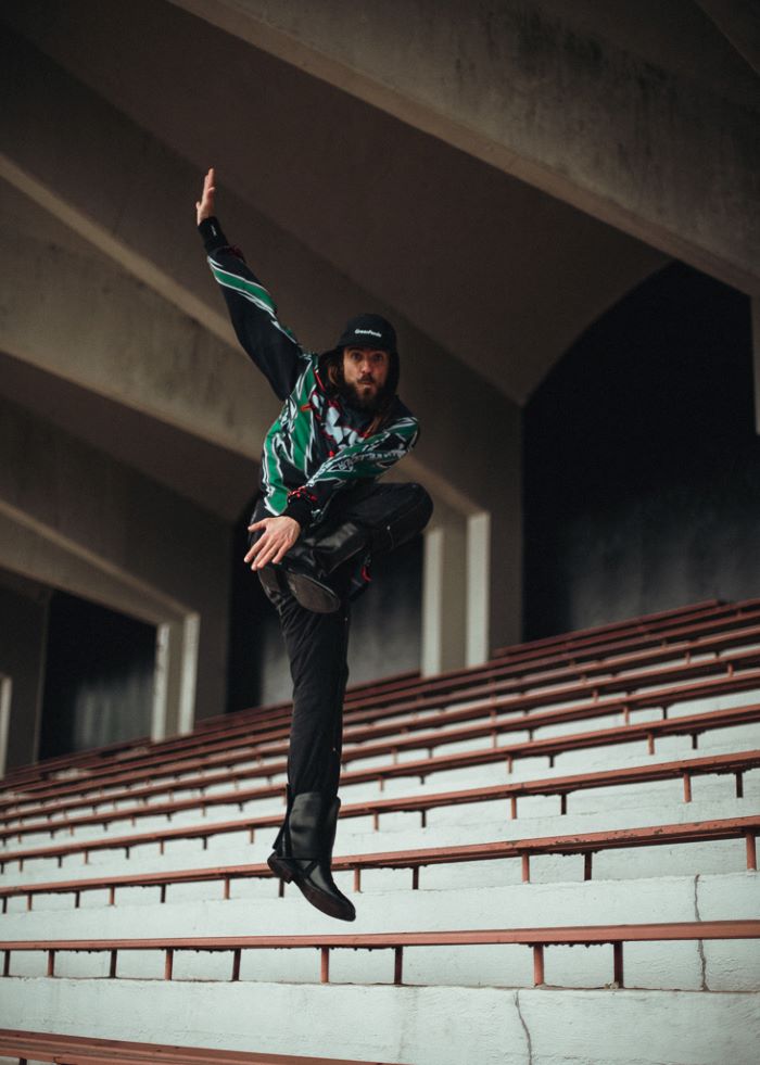 Danseur effectuant un saut dans un gradin.