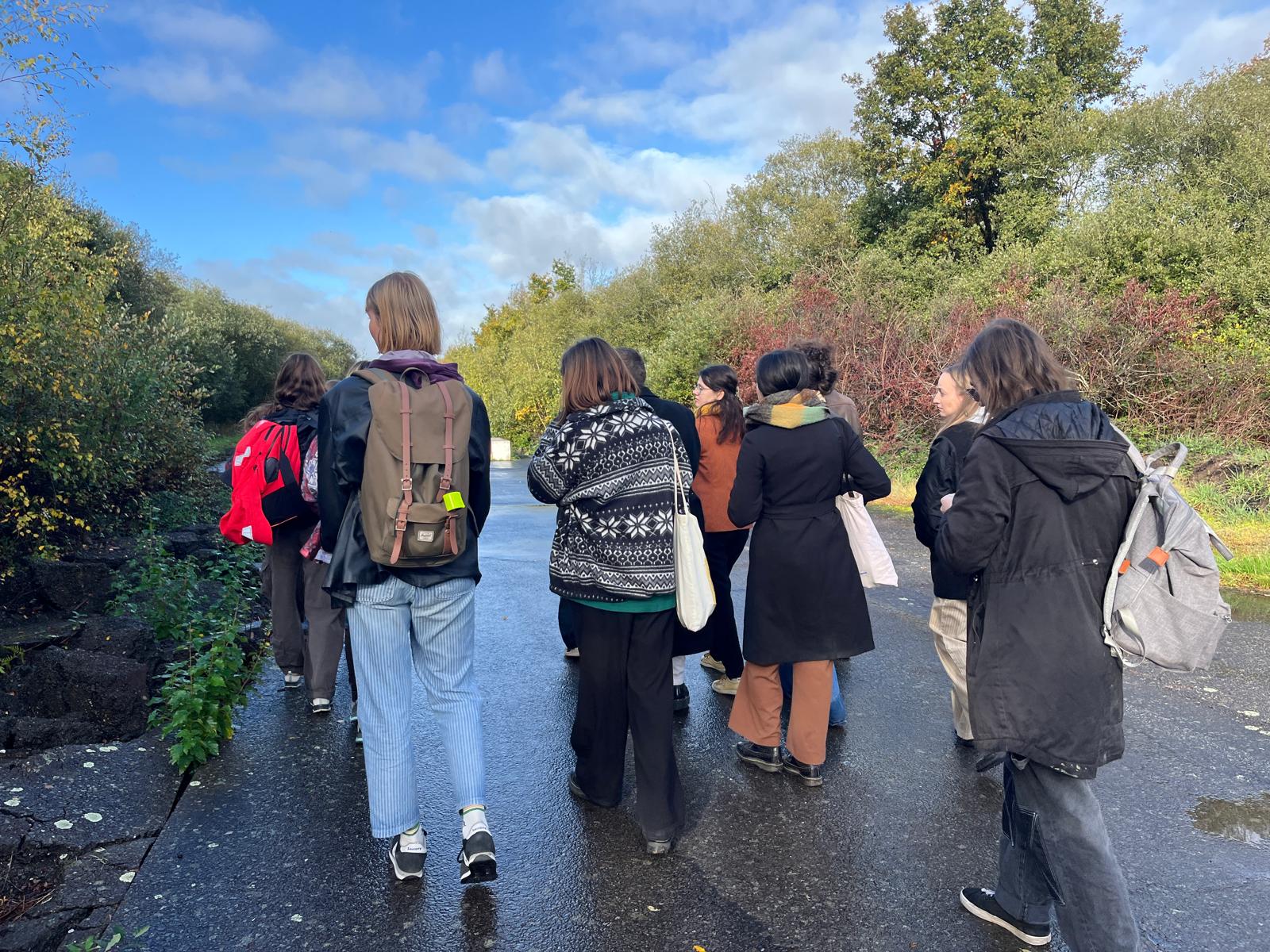 Jeunes adultes en train de marcher dans St jacques de la Lande, sur du goudron entouré de végétation