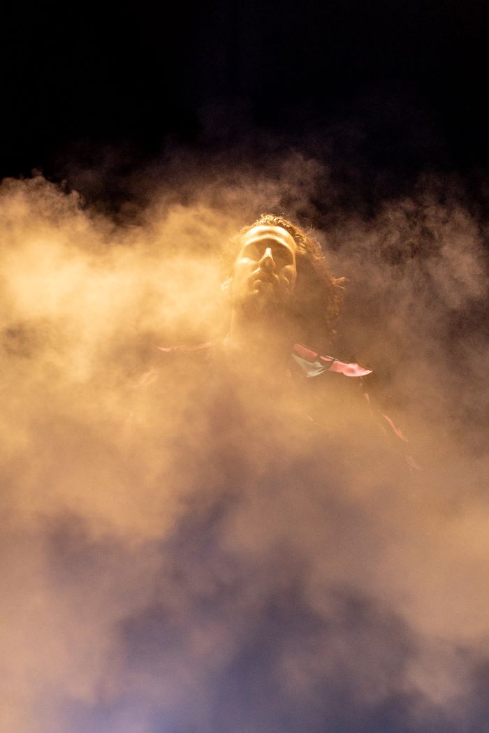 Danseur cheuveux au vent dans la brume.
